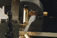万能精密旋盤コンパクト７による真鍮棒の突切り加工、移動振止使用。