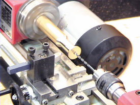 最初は細いドリルで穴開けし、徐々に太くしていきます。