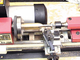 更に剣先バイトで外側のライン決めていきます。 縦送りハンドルと横送りハンドルを動かしながら、ある程度まで荒削りします。