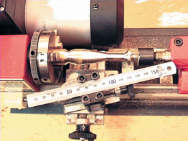 刃物台に定規等を当ててテーパー角を決めます。