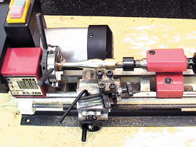 反対側を加工する為、素材を把握し直して削ります。