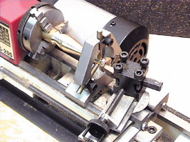 三爪スクロールチャックと固定振止によって、しっかり把握されているので、細長い素材の先の加工が振れなく確実に行えます。