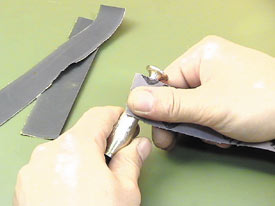 ヤスリで磨き上げます。