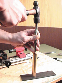 センターポンチで割り出しをします。