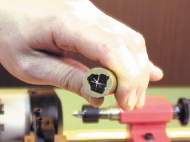 後でセンタードリルによる穴あけを行うための目安にします。