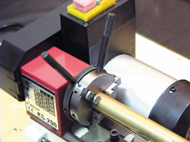 チャックピンを用いて素材をしっかりとチャックに固定します