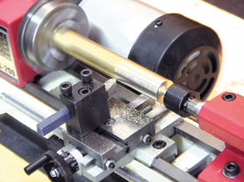 心押台に回転センター(オプション)を取り付けます。 直剣バイト(標準付属品)で材料の外径を削ります。細かな形決めは後ほど行います。