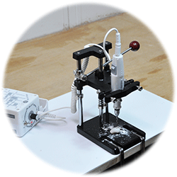 ミスターマイスター・ドリルプレスLITE・小型電動工具用ドリルプレス、ハンドピースグラインダーＨＰ−１００Ｒ２がボール盤になる。