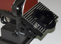 ベルトディスクサンダーBDS-46：サンディングテーブルの傾斜も行えます。