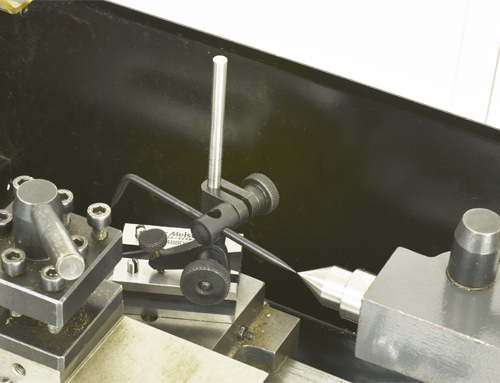 旋盤でバイトの位置を心押台に合わせる